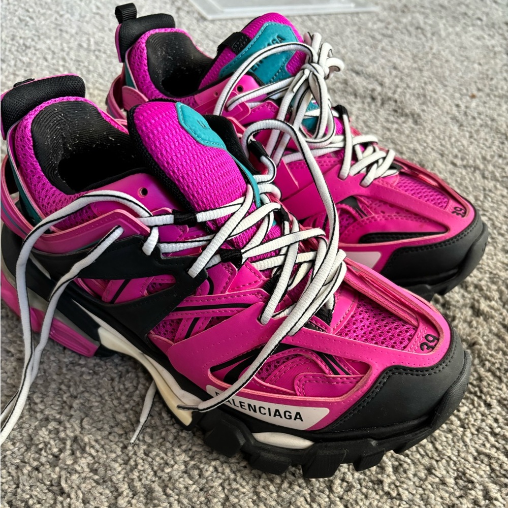 Use authentic Balenciaga sneakers in great condition only  been worn twice